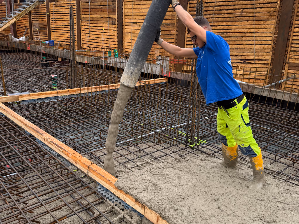 Beton-Pump auf Top-Floor eines Rohbaus in Köln — eigene Aufnahme