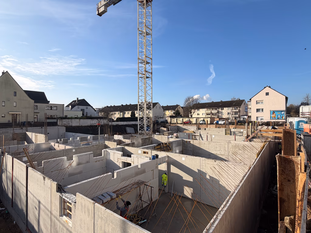 Gelber Tower-Crane vor Hochhaus-Rohbau am Nürburgring — eigene Aufnahme